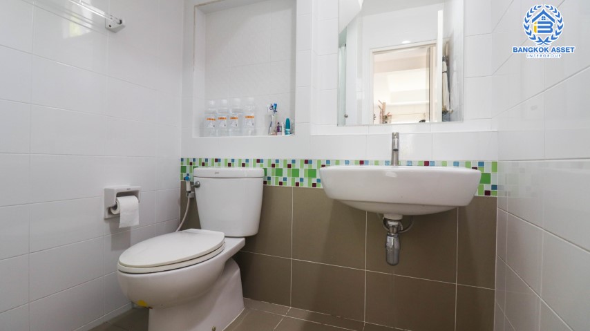 บ้านเดี่ยวมือสอง นนทบุรี ม.ชัยพฤกษ์ บางใหญ่ คุณภาพจากแบรนด์ L&H เนื้อที่กว้าง 56.20 ตร.ว. ฟังก์ชัน 3 ห้องนอน 3 ห้องน้ำ 2 ที่จอดรถ ภายในตกแต่งโมเดิร์น สภาพมือหนึ่ง พร้อมเข้าอยู่ได้เลย! โครงการตั้งบนทำเลเดินทางสะดวก ใกล้รถไฟฟ้าสายสีม่วง "สถานีคลองบางไผ่" และจุดขึ้นทางด่วน "กาญจนาภิเษก"